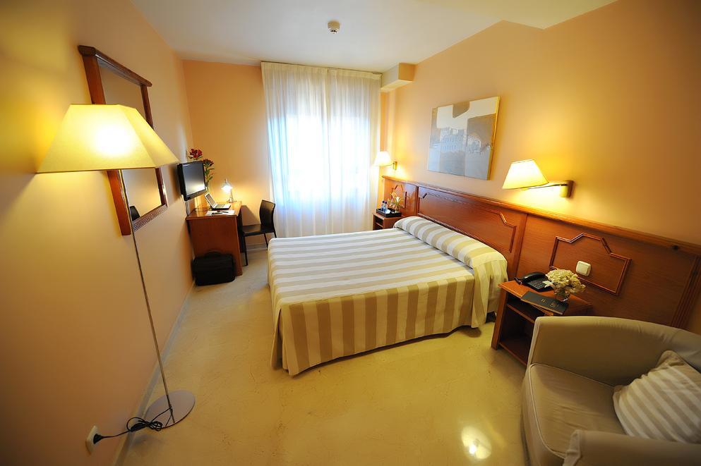 Hotel Pamplona Plaza Room photo
